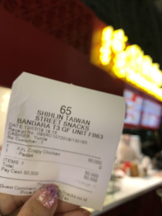 ボケてますが<br /><br />到着したらホッとして<br /><br />腹が減り…<br /><br />チキン購入。<br /><br />揚げたてに行列。