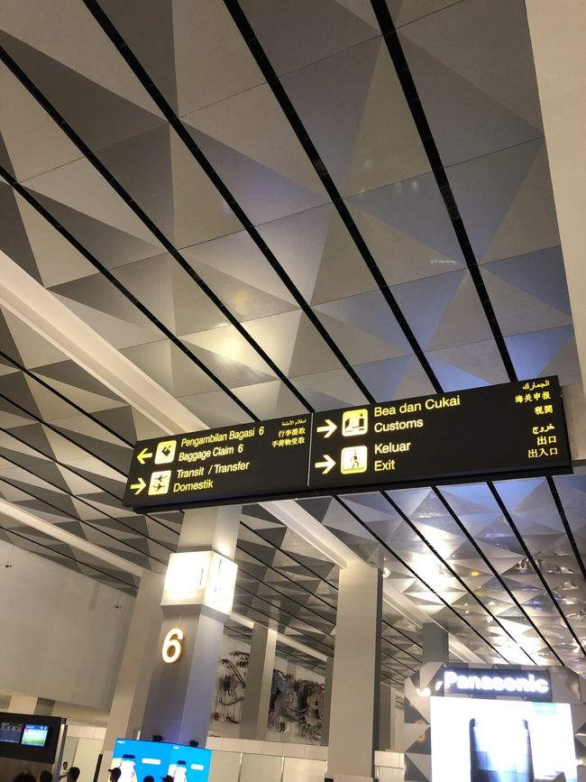 第3ターミナルに到着。<br /><br />とても綺麗です。<br /><br />入国は外人が少ないので<br /><br />とてもスムーズです。<br /><br />珍しく<br /><br />滞在日数と観光かビジネスか<br /><br />聞かれました。<br /><br />インドネシア人のレーンは<br /><br />混んでました(*´Д｀*)<br /><br />入国カードはなく、パスポートの<br /><br />チェックのみ。早い。