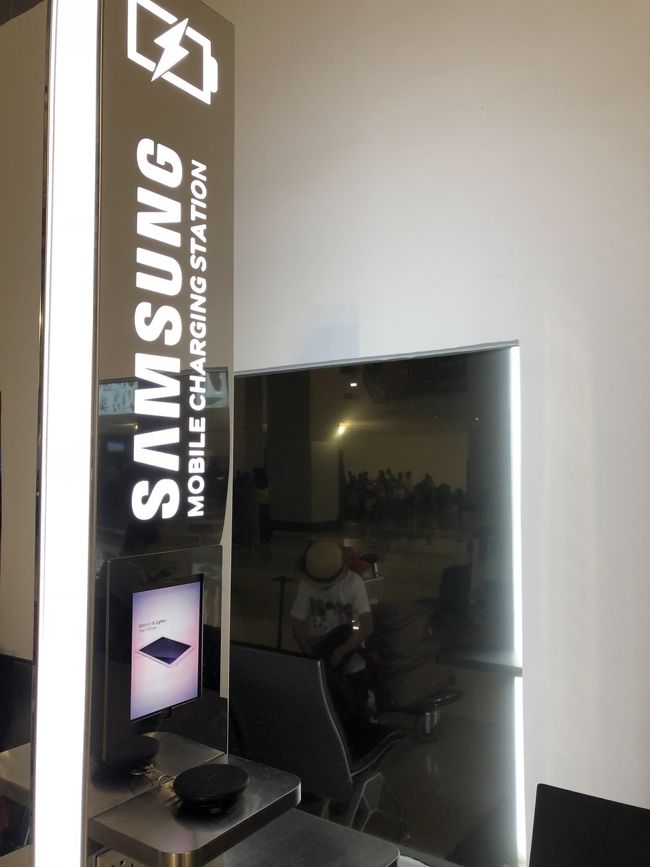 出口通過の前に<br /><br />免税カードのような紙を記入。<br /><br />機内では配りません(*´Д｀*)<br /><br />充電器もあり椅子もあります。<br /><br />座ってたら空港職員の方が<br /><br />何かお困りですか？と<br /><br />声をかけてくれた（＾ν＾）<br /><br />インドネシア人はフレンドリーだなぁ( T_T)＼(^-^ )<br /><br />どこかの国とは違うのね…笑<br />