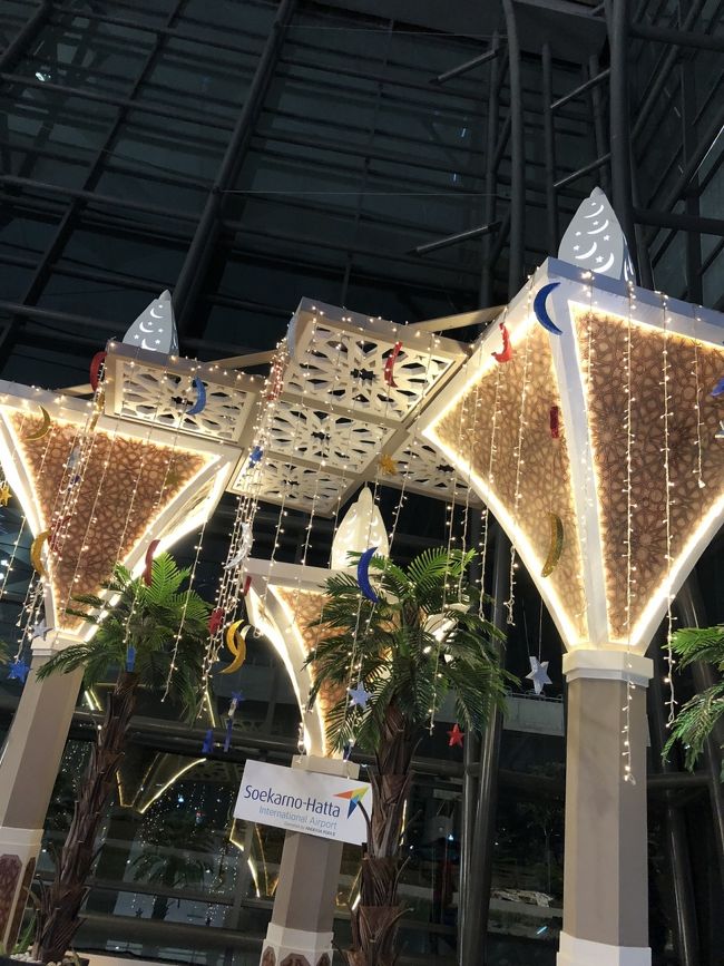 入国したら銀行がいくつかあるので<br /><br />それぞれレートを確認して下さい。<br /><br />微妙に異なります。<br /><br />しばお達はここで121で<br /><br />5000円両替。<br /><br />出口を出て左側へ行くと<br /><br />タクシーターミナル、<br /><br />空港鉄道への駅、<br /><br />出口を真っ直ぐに行くと<br /><br />コンビニ、カフェ、お土産やさん、<br /><br />などがあり小さいホールに<br /><br />なってます（＾ν＾）<br />