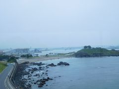 蕪島近くの八戸市水産科学館マリエントの展望室から見た蕪島。背後には八戸港。
生憎のスッキリしない天気が、やや残念。　