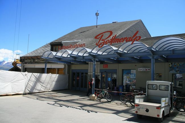 谷底の鉄道駅ベッテンからロープウェイに乗ってベットマーアルプにやって来ました。