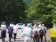 10時30分、最初の目的地「寝覚の床」に到着。
平均年齢は軽く60歳超えの参加者。