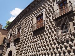 ＜カサ　デ　ロス　ピコス＞
15Ｃ　オス一族が所有していた家、
このブツブツは防衛と装飾の意味を持っているらしいです。