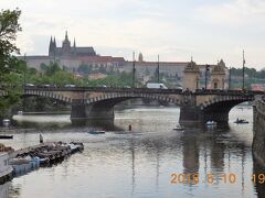 　国民劇場の横はヴルタヴァ川にかかるチェコ軍団橋。ここから正面にプラハ城が見えました。