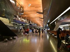 ドーハ、ハマド国際空港
やたらと広い空港です、なんと建物内にモノレールまであります、設備も新しくとても綺麗な空港です。