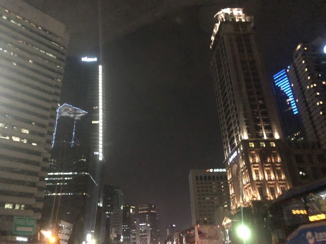 さて。<br />友達もそれぞれやってきて　総勢4人。<br />今回他にジャカルタ在住友人の女の子たちは仕事で、みんなメンズw<br /><br />リビングでお土産タイムをした後は<br /><br />ジャカルタ在住のAくん（ちなみにバンドンからわざわざ空港に迎えに来た子もAくんw)の車で　夜ご飯を食べに出よう！