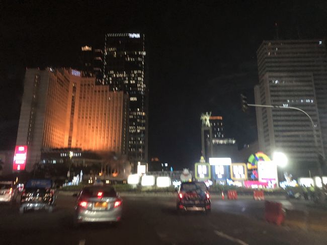 食事も終えた後<br /><br />シェフのAくんが　自分の勤務先のホテルへ行こうと<br />さらに車を南へ<br /><br />ジャカルタの街は　8月に行われる アジア競技大会の広告でいっぱい