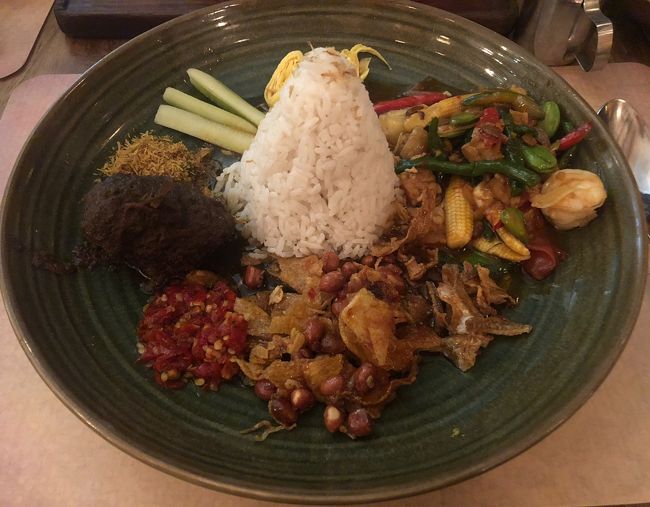 私の頼んだ<br />Nasi Lemak （確か）<br />ビーフレンダンも柔らかいし<br />全体的に　上品な味<br /><br />しかし、もう一人の友人　A（あれ！？彼もAだ！！）は言った<br />「やっぱAJINOMOTOの味、するよね。」<br />Aは　シェフなのだ。<br />「こんな高級レストランでも、例の粉　使うの！？」<br />「使うよ。高級ホテルでも　使うもん」<br /><br />もう、”旨味”イコール　味の素　なのだ。<br />ちなみに　マサコやら　そんな名前の調味料も未だに売ってます。