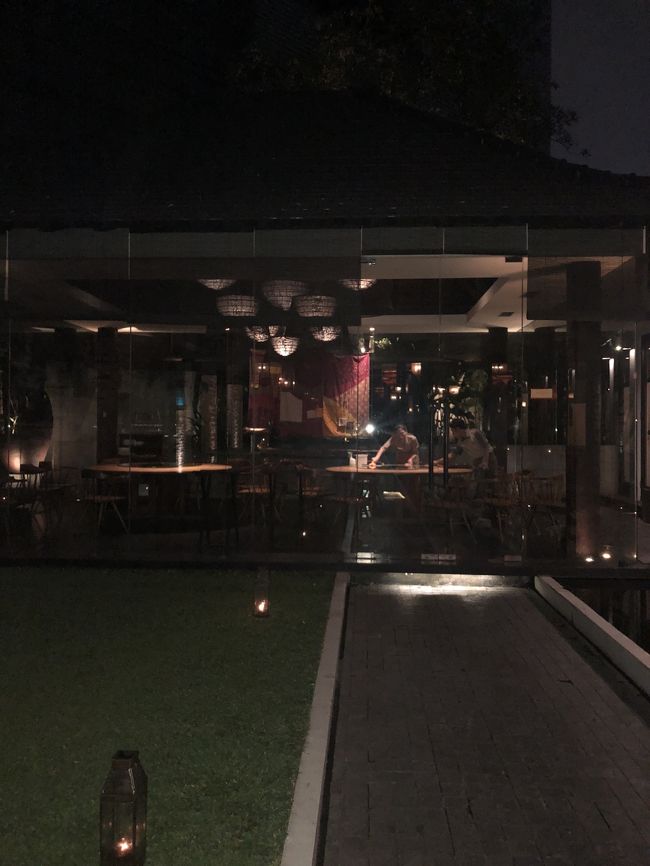 スリブ　ラサ<br />日本人のお客さんもチラホラ見た<br /><br />ちょっとした中庭の奥には　個室かしら<br />なかなか　高級なはず<br />ご馳走になってしまいました