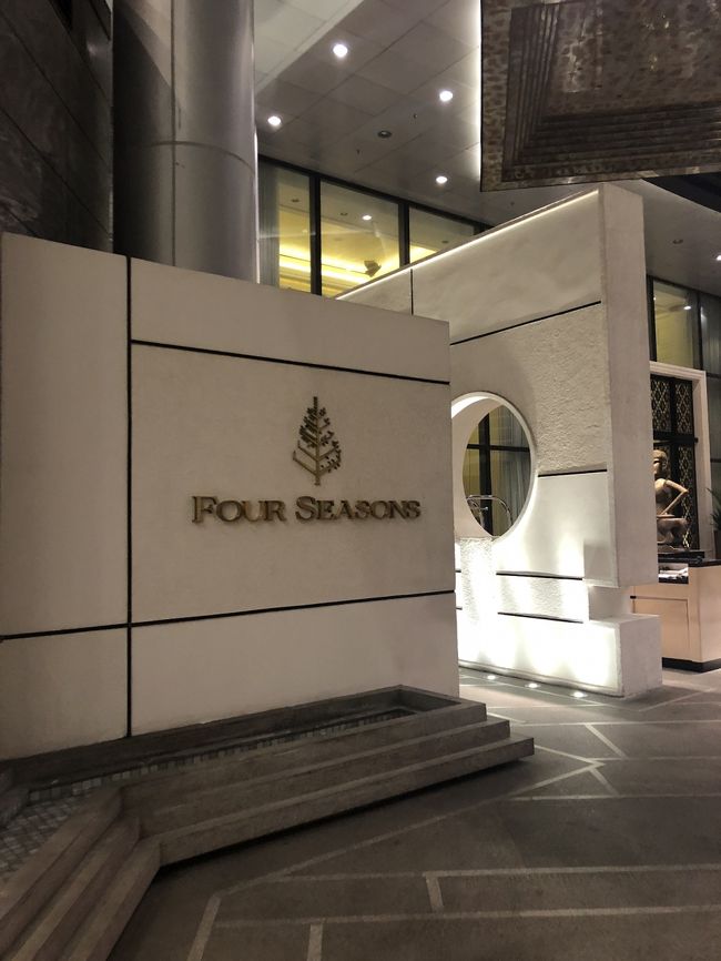 わー！！<br />憧れの　フォーシーズンズ！<br /><br />アジアだから、他の国に比べては安価<br />あわよくばこの最高級ホテルに泊まろうかと考えたけど<br />滞在時間の短さから　諦めた。