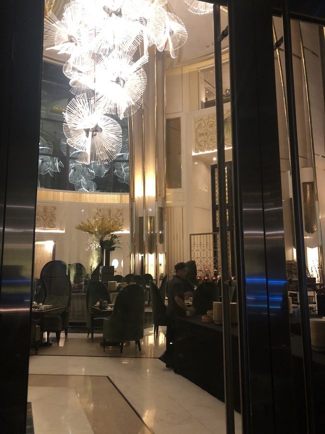 屋外から内部を覗く