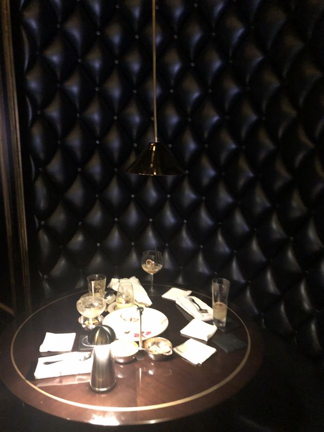 全体の写真を撮るの忘れちゃって<br /><br />飲食後のテーブルで失礼（汗）<br />かーなーり　ゴージャスなBarに　お邪魔しました