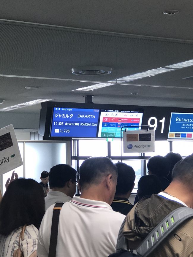 ジャカルタ行きは結構満杯<br /><br />お仕事の人が多いんでしょうね<br /><br />安心JALさん