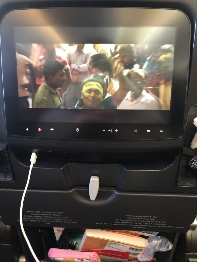 ついに～！<br />JALでもインド映画のラインナップが（歓喜）<br /><br />Rajkummar Rao主演の「Newton」と<br />タイトル忘れたけどコテコテのコメディ映画<br /><br />隣のインドネシア人のおじさんは<br />気仙沼で漁師をしていて　1年に２回　こうして帰省できるらしい<br />そんな生活を　もう15年ほどだって。<br />ジャワ島のほぼ最東端の　スラバヤまで帰るって。<br />