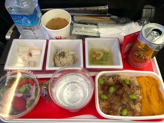 機内食は<br />有名レストランの若手シェフ　オリジナルメニューだって<br /><br />私は牛丼をチョイス　お味噌汁が嬉しい。