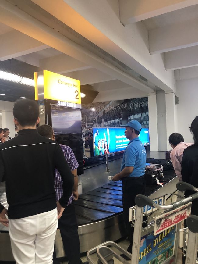 せっかく定刻より前に着いたのに<br />荷物の出てくるの　遅い。。<br /><br />たっぷり３０分は待って<br />（しかも、日本みたいにラインが引いてないから、前に立つ人でよく見えない）