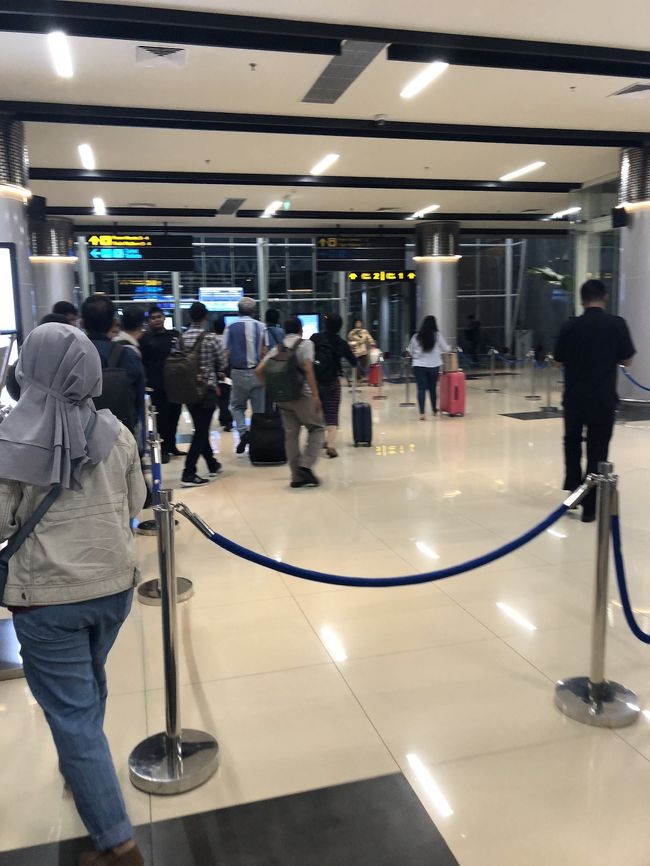 ソファーとかある<br />立派な待合所があって<br />列車の発車少し前になって<br />みんなゾロゾロ中へ