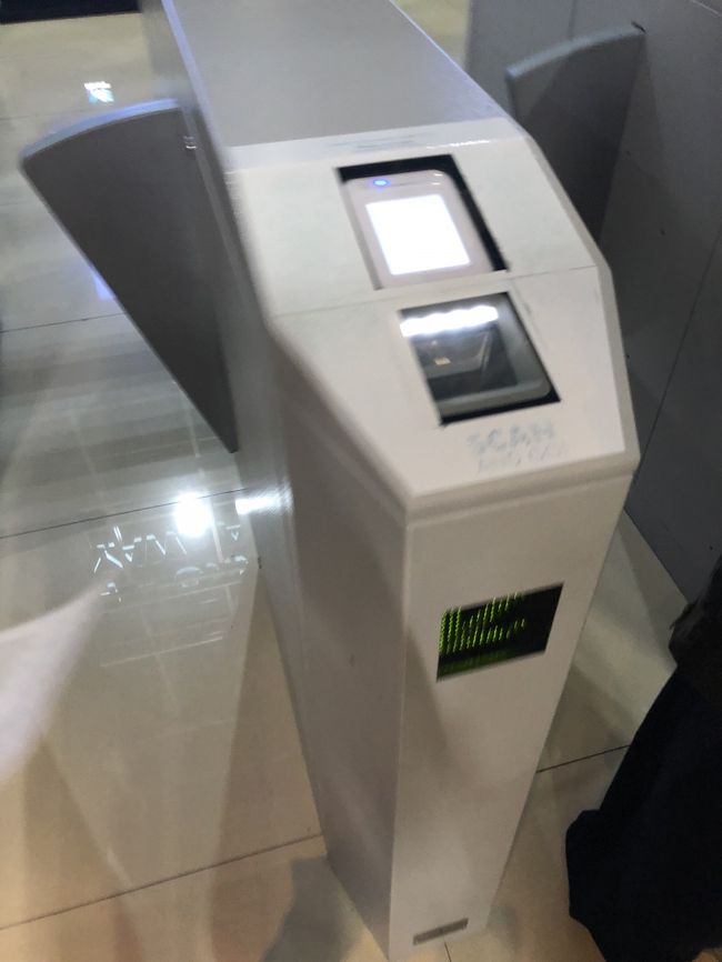 さっきのチケットを<br />QRリーダーにかざす