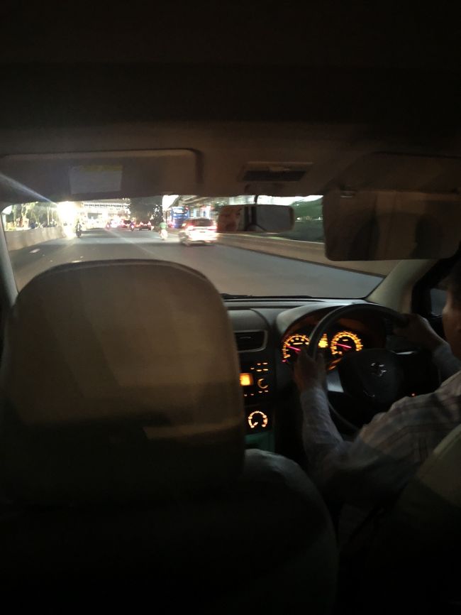 ホテルまでは１kmもないということだけど<br />荷物もあるし<br />他の友達が　もう着いて待っていてくれるので<br /><br />インドネシアではUberよりも　Grab （配車アプリ）<br />18000ルピア　(140円くらい）