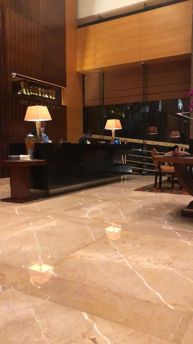 車寄せに着くまで　ちょっと迷って<br /><br />今夜のお宿<br />The Mayflower Marriott Executive Apartments <br />立地と　バンドンから迎えに来てくれてる友人を泊めるために　アパートメントタイプにしました。<br /><br />とっても　気持ちの良いサービスでした(^^)<br /><br />一泊しかしないというのに　アップグレードもしてもらった。<br />