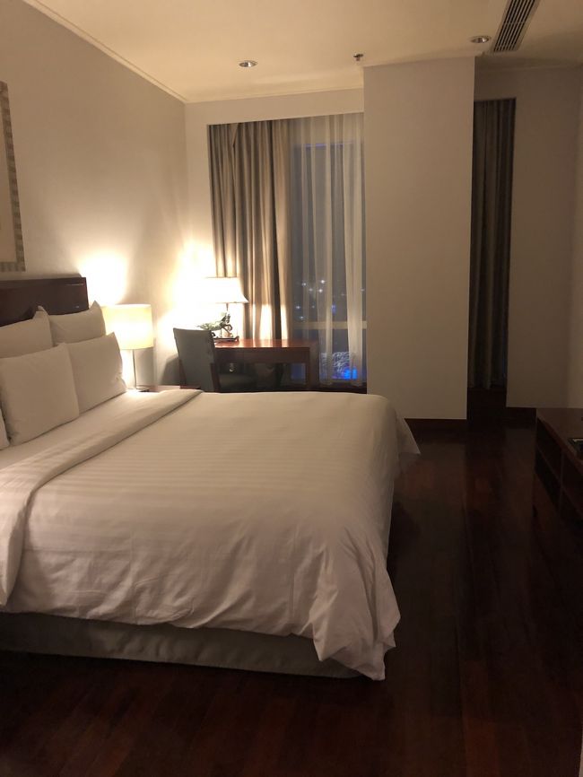 マスターベッドルーム（これこそ横になっても眠れる幅w）<br /><br />これとは別に　クイーンベッドの個室が隣に