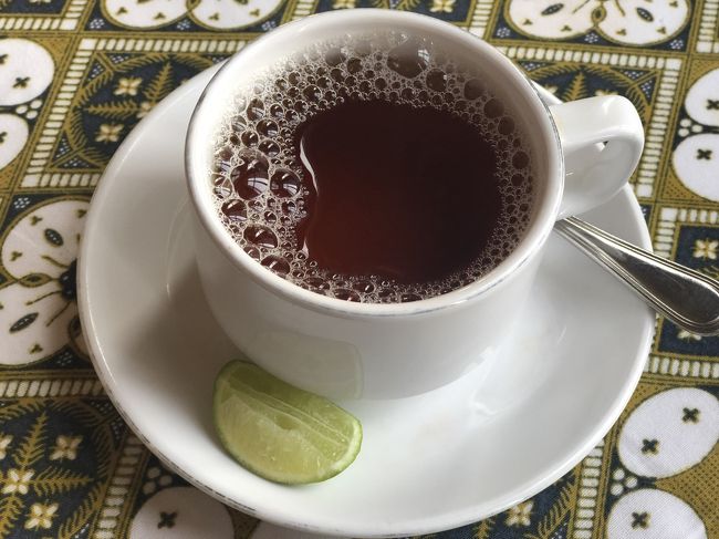 ひとまずお茶をいただく<br />うん、インドネシアの味。
