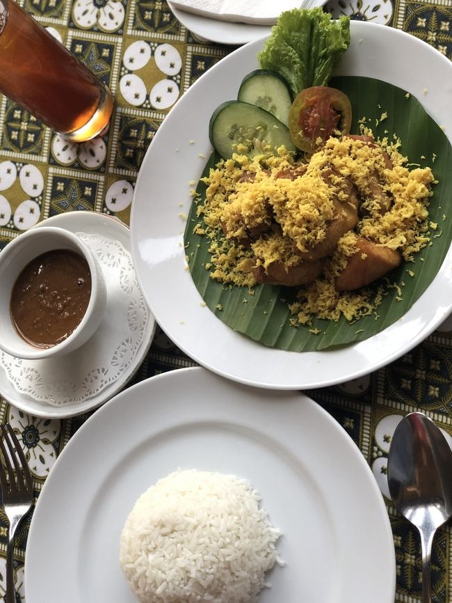 これは友人のご飯<br />朝からがっつりだな。<br />チキンになんかカリカリのトッピングと<br />ピーナッツソース添え