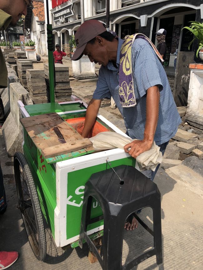 そんな道端<br />友人は私の No Thanks を聞かないで