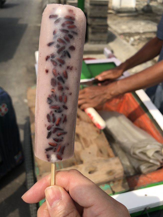 アイスキャンデーでした！<br /><br />小豆に似た　豆入り<br /><br />確かに、歩いてると暑いからねー