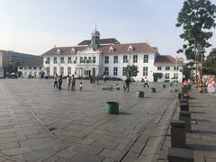 はい。ここは、Kota Tua 通称　Batavia 
ファタヒラ広場！