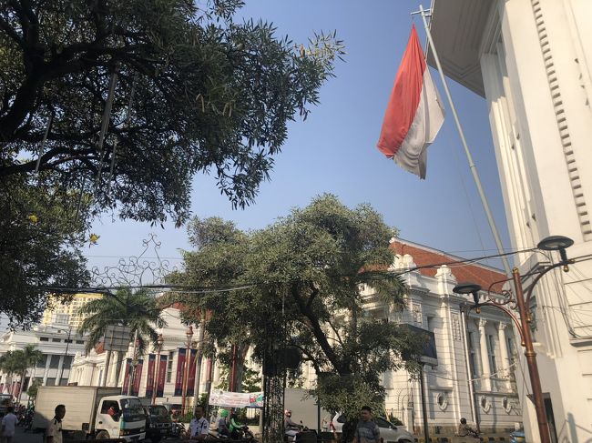 インドネシアの旗が　揺らめく