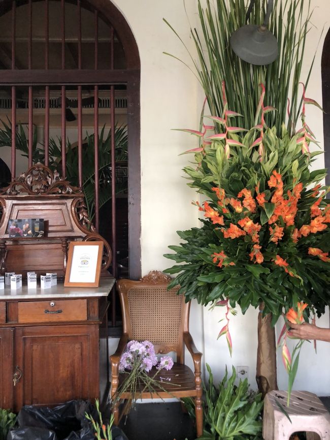 朝イチに、来たよ（ Google情報だと8:00オープンだったけど　この日は9時でした）<br />入り口には立派なお花　