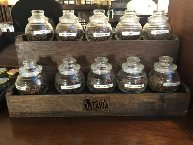 カウンターにはコーヒー豆<br />インドネシアも　コーヒーの方が有名ですね