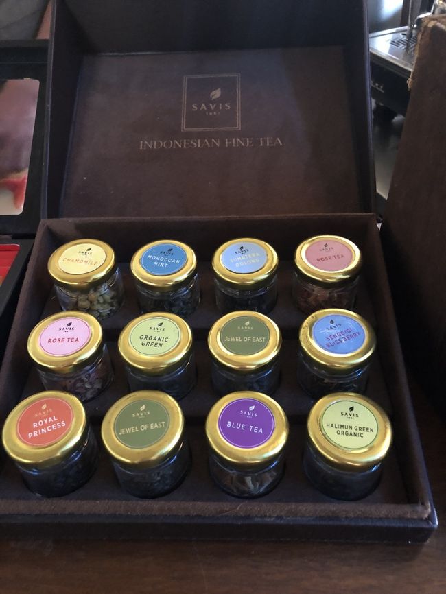 でもお茶だってあるんだい<br /><br />ほとんどハーブティーであった