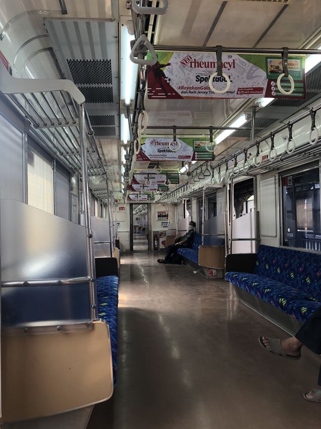 中は<br />あぁ、これが噂の　日本の車両ね！？