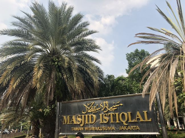 きましたー<br />南アジアで一番大きいモスク