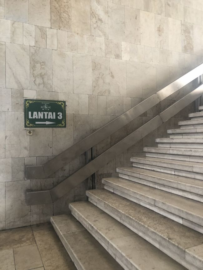 歩いて歩いて<br />色んな人にいろんな方向へ行けと言われ<br />迷って迷って<br />（さすがに女や異教徒が入れない場所に踏み入れたらまずいという焦りで下手にウロウロできない）<br />