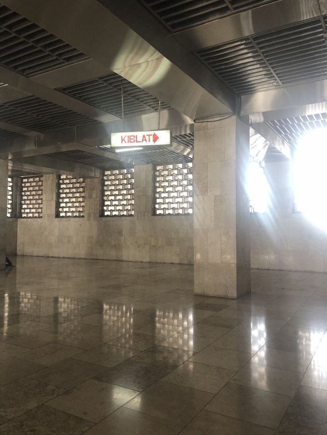 最終的にはようやく見つけてインフォメーションセンターのおじさんに<br />半分英語で指示してもらえた<br /><br />ようは<br />金曜のお祈りで男性しかモスクの絨毯のとこには入れないけど<br /><br />４階まで登れば　お祈りの様子が上から見れるところがあって<br /><br />異教徒の私にも　ビジターとして名前を書けば行くのOKというわけだった（その代わり長くても２０分くらいね、と言われた）<br />