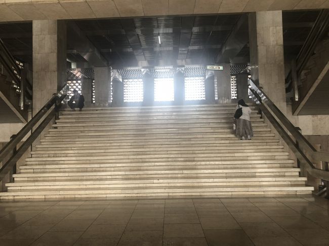 しかし<br />この日は金曜日<br />もちろん金曜日のお祈りで<br />しかもどうやら男性しか入れないみたい<br /><br />それでも友人（もちろんムスリム）は<br />私のスーツケースを抱え<br />自分は行かないけど　私に見て来いと言う