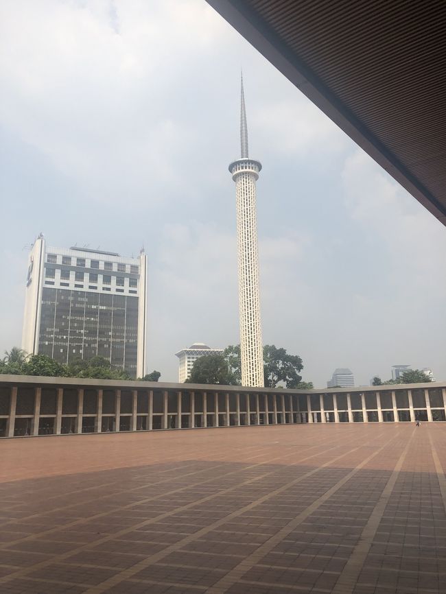 さぁ<br />ここから歩いて　Gambir駅へ<br /><br />謎の塔