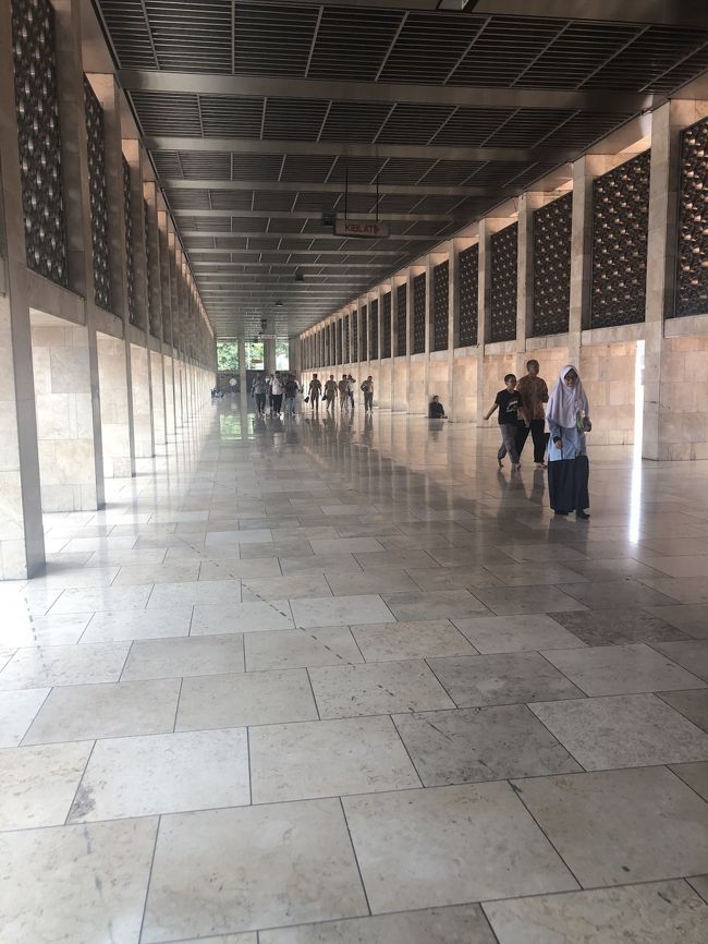 やっとの思いで友人の元へ。。<br /><br />ムスリムなんだから、彼も中に入りたかったよね。<br />しかし時間がないということで、次へ。ごめんねー