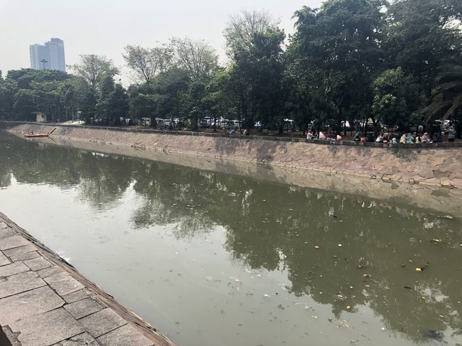 モスクの傍の川。<br /><br />今のところ見たジャカルタの川は、かなり汚い。<br /><br />中心地のなんて、長い間ごみ捨て場だったんだけど<br />さすがにマシになってきたらしい