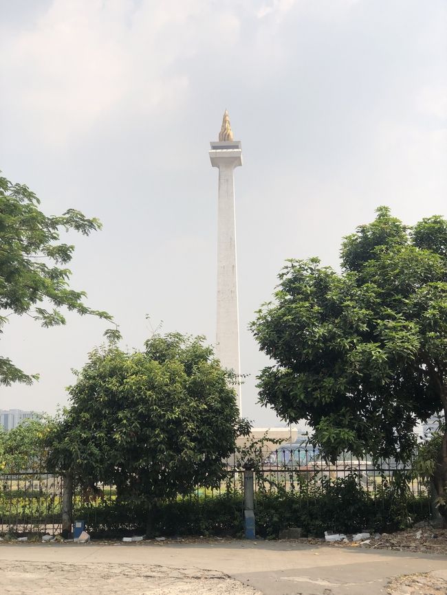 暑い中スーツケース持って<br />モナスが見えたらもう駅だ。<br /><br />ジャカルタに来る前は<br />代表的な観光地のモナスに　登ってみたかったけど<br /><br />昨夜話してたインドネシア人3人とも<br />オススメしない意見だったので、割愛。<br /><br />確かに、意外と低いなw