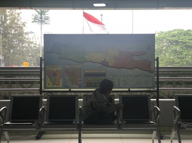 さて<br />余裕持って着いたので　ホームには上がらず屋根のある中２階で待機<br />この子と地図と旗が　絵になる<br /><br />友人Aに　お祈りしてきたら？って言ったら<br />そうするって言って　駅のお祈り室に行った<br /><br />旅人は断食しなくていいとか　よく聞くけど<br />お祈りは別ね。っていうかできるならしたいよね、そりゃ。