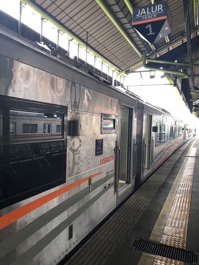 列車は出発時間より少し前に待機