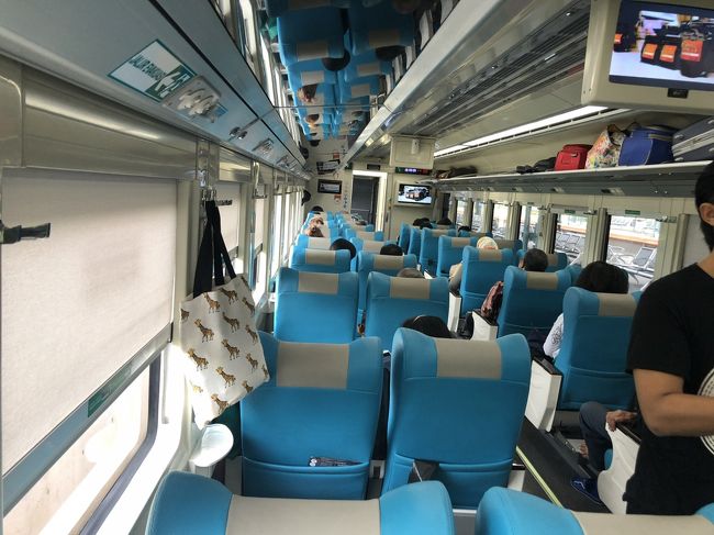 車内はこんな感じ<br /><br />私に気を遣ってか<br />一番良い車両の席を取ってくれたと思うけど<br /><br />ちなみに切符の点検とかは、全くなかったw