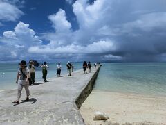写真右奥の黒いものはスコールだそうです。
このあとこのあたりでも3分ほど雨が降りました。