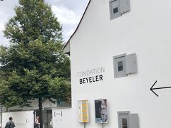 今日は、15時の飛行機でバーゼルからマラケシュへ移動のため、午前中のみバーゼル観光が可能なスケジュール。

特にすることを決めていなかったのですが、主人が夜のあいだに行きたい美術館を調べていたようで、朝起きたら「バイエラー財団美術館(Beyeler museum)とヴィトラ・デザイン・ミュージアム（Vitra Design Museum）に行こう！」と。

結構スケジュール的にチャレンジだったのですが、タクシーをうまく使えばいけないことはないようだったので、二か所を周ってみることにしました。

まずはバイエラー美術館。
バーゼルからタクシーで20分くらい、10時の会館に合わせて到着。
