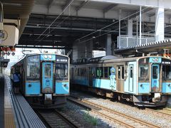 新幹線を八戸駅で降りて、青い森鉄道に乗り換えて下北半島の入り口・野辺地駅へ向かいます。
２両の電車はほぼ満員でした。
女性の車掌さんがいました。